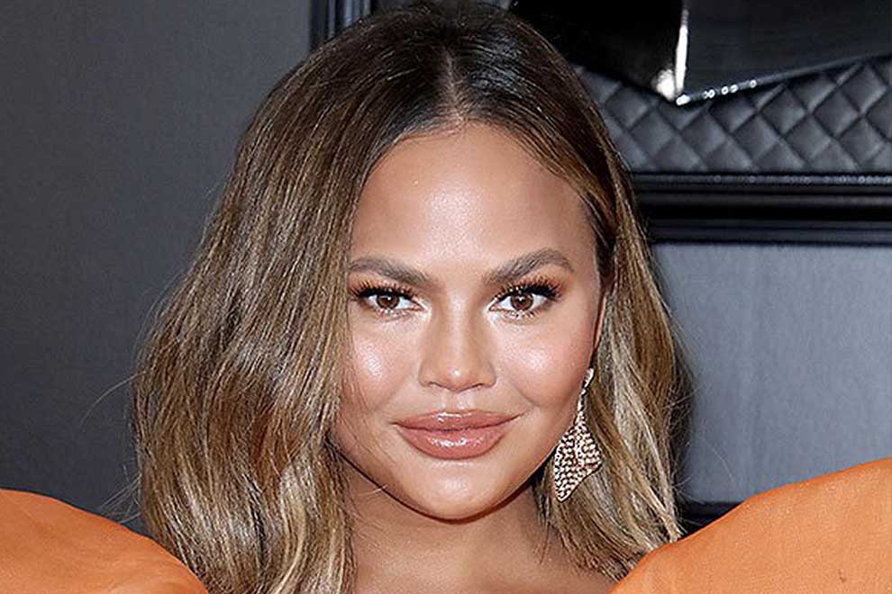 Chrissy Teigen Reveals Scars After Having Breast Implants Removed Last Year Watch The