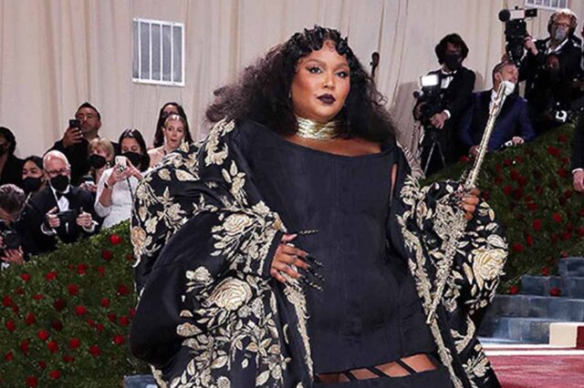 Lizzo Looks Regal In Gilded Black & Gold Robe With Long Train At The ...